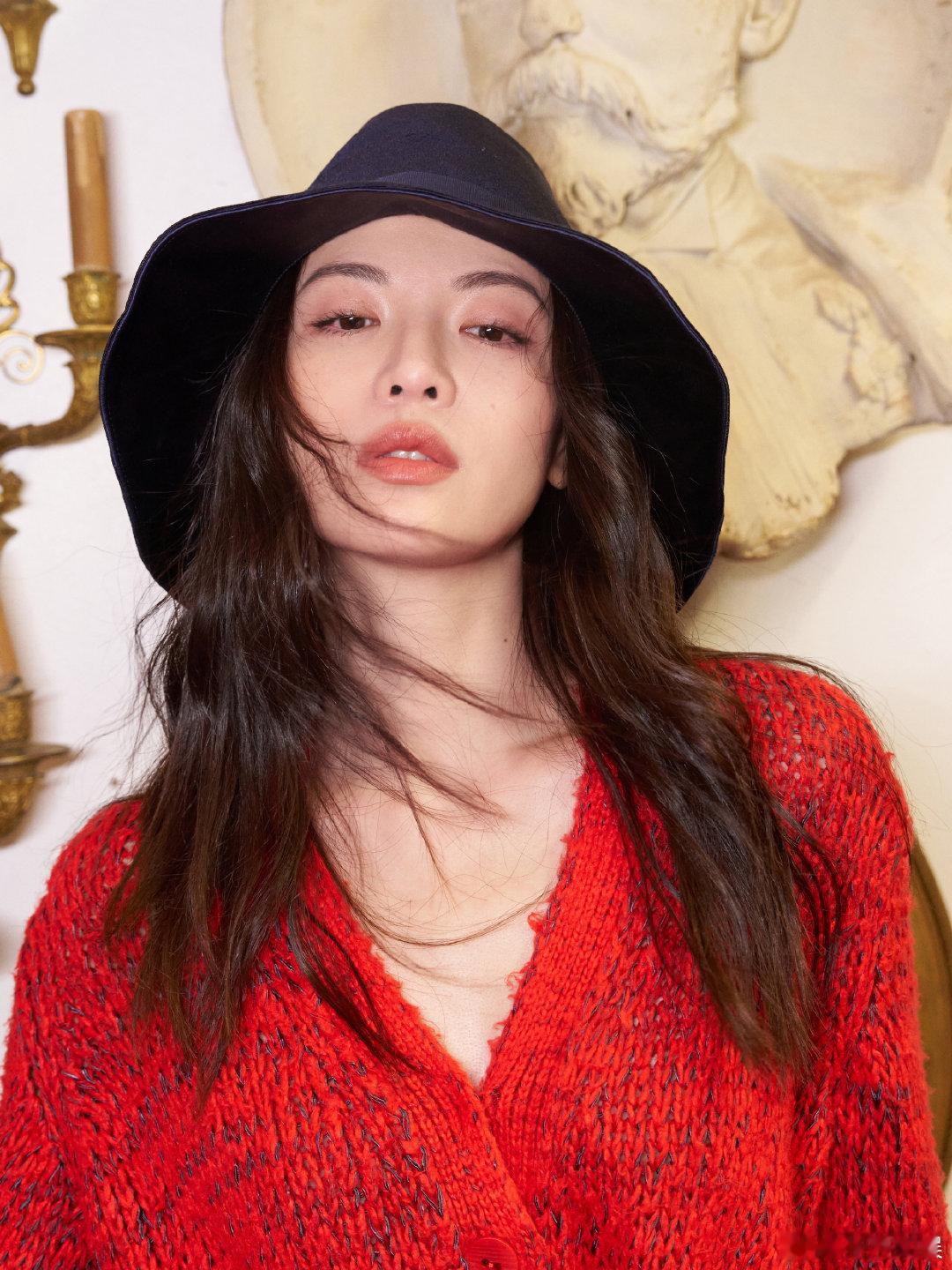 钟楚曦lv大秀好品位全在身上 钟楚曦明媚得像法式电影女主钟楚曦这趟巴黎看秀真的把