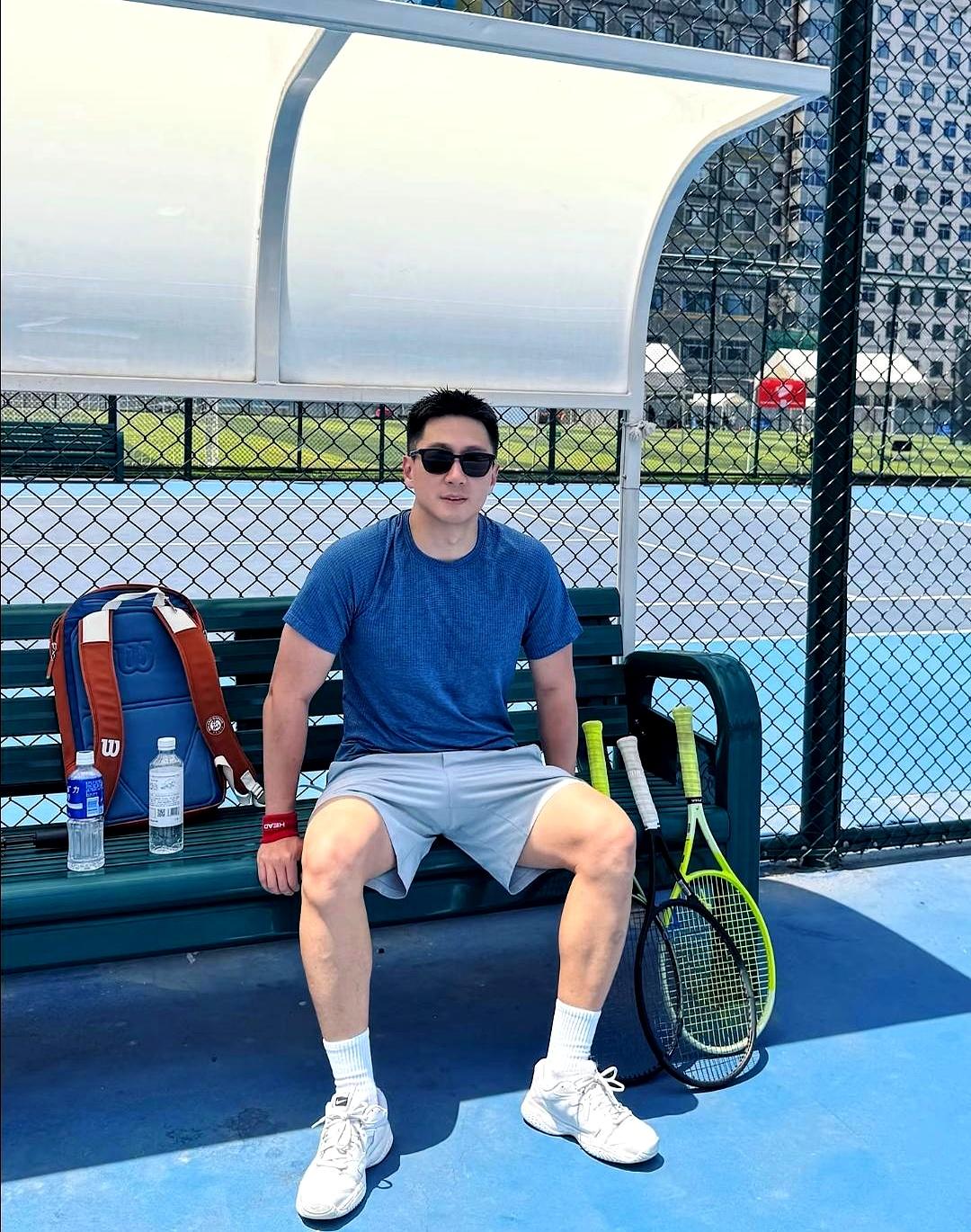 上周三凌晨电话砸下来时，手抖到扣不上扣子，他翻身坐起，翻出一件黑衣，低声叮嘱慢些