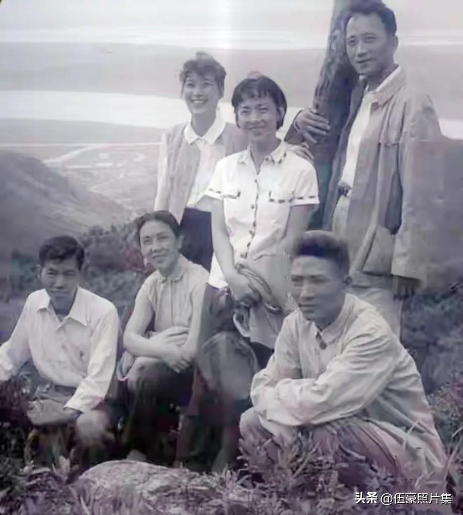 上世纪六十年代初，上官云珠（前排左二）、孙道临（后排右一）、王丹凤（后排右二）、