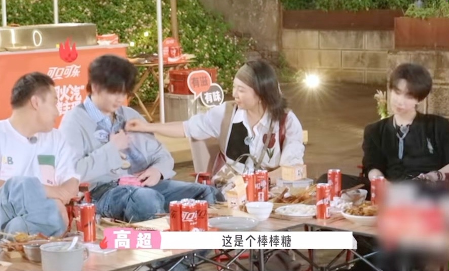 小辣问高超脖子上面的项链是马桶塞子吗 高超说是棒棒糖小巧思～转头一看高越也摸项链