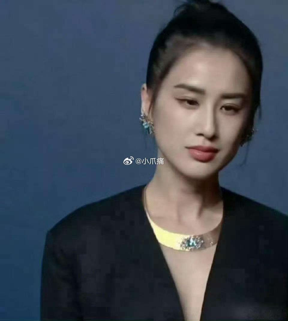 事实证明，真正抗老的是长脸， 而不是圆脸。看黄圣依这脸型和骨相，都没有法令纹。 