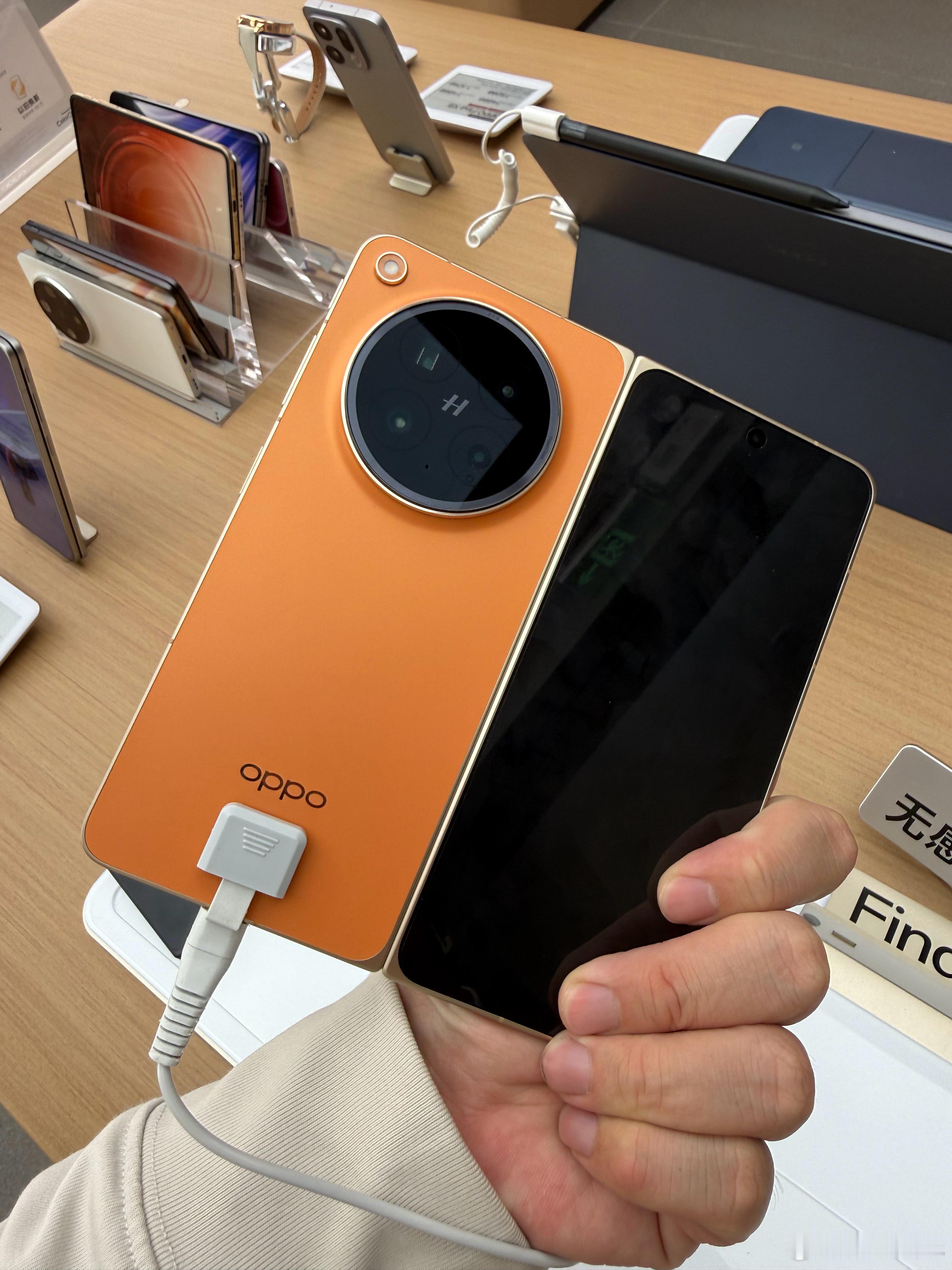 拿了oppo find n5去看n6，差异太小了！我的n5用一年折痕都不明显啊！