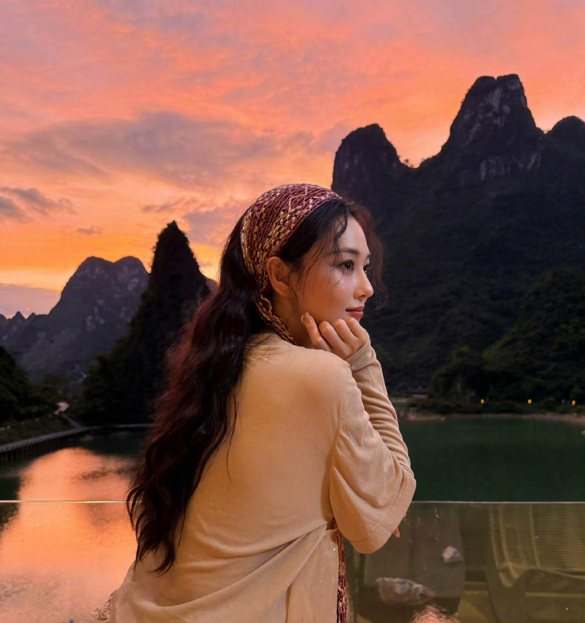 景太美了吧，景美人更美！张馨予你怎么这么会找美景啊！！ 