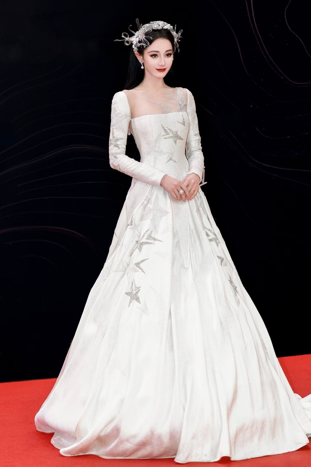 迪丽热巴是定毯神针定毯神针这名谁起的，简直太贴切了[抓狂][抓狂][抓狂]每次红