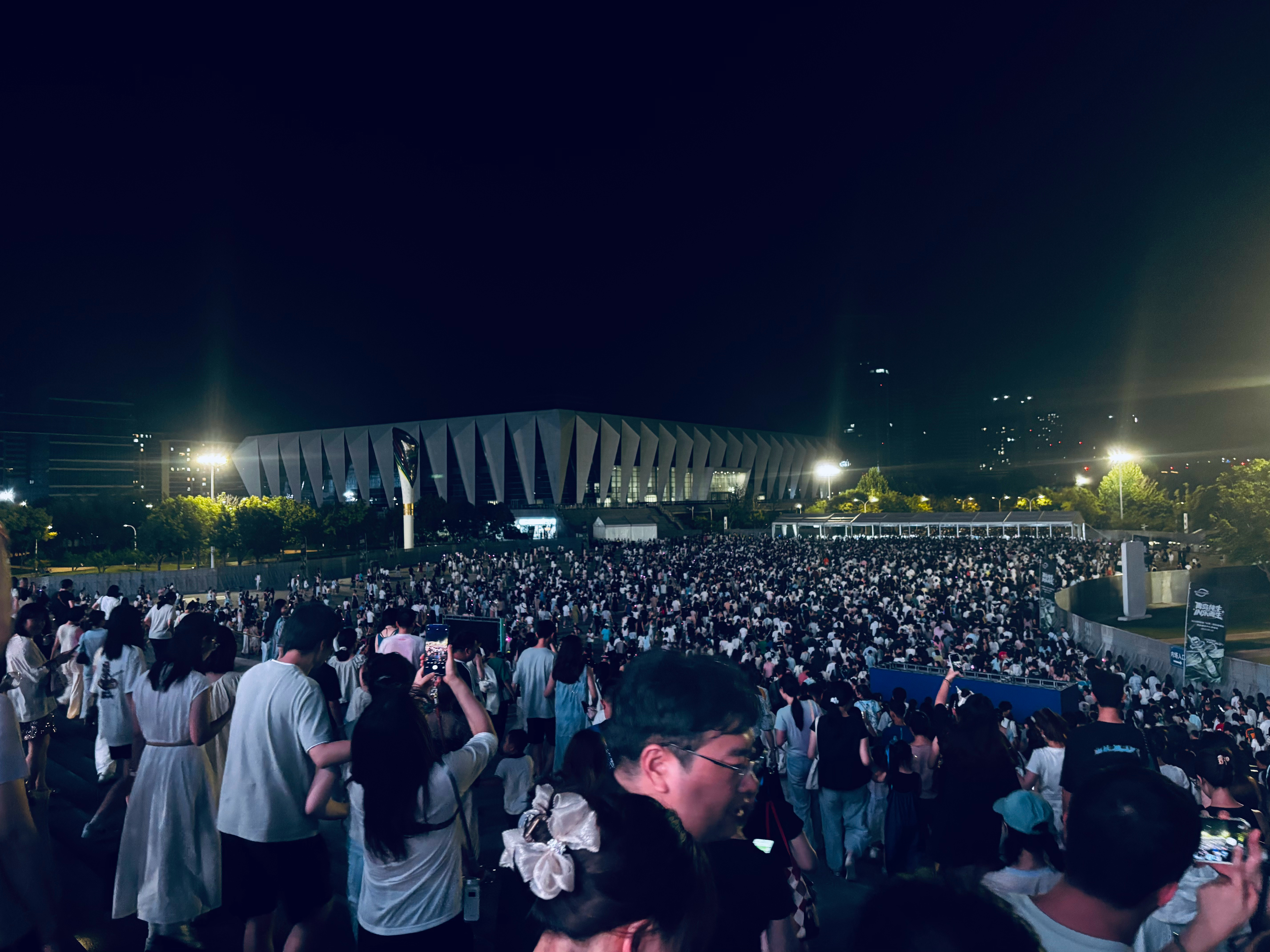 陕西运营圈  张韶涵西安演唱会，说实话开始真有点冷场，演唱会，一半人都不会场，氛