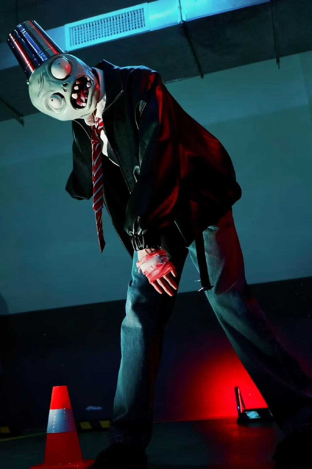 林一cos僵尸脸都不露谁还分得清林一和铁桶僵尸好敬业的cos啊啊啊啊，不过真的超