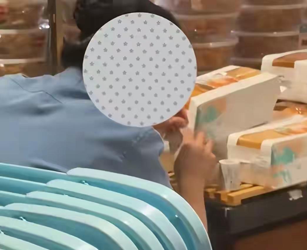 都不背人了”湖北一蛋糕店店员旁若无人撕标签、换日期，老板回应说情况属实，涉事员工