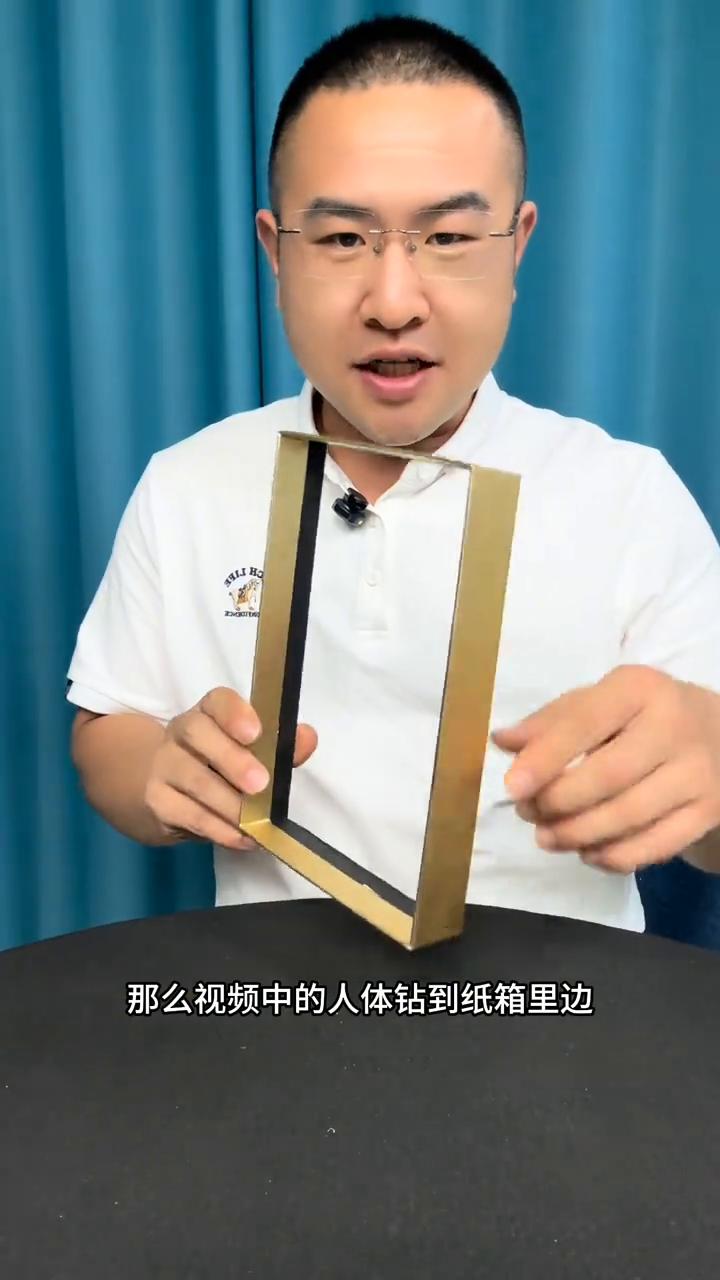 街头一名女子慢慢钻到纸箱里面，身体就像消失了一样。旁边的观众是看的目瞪口呆，不用