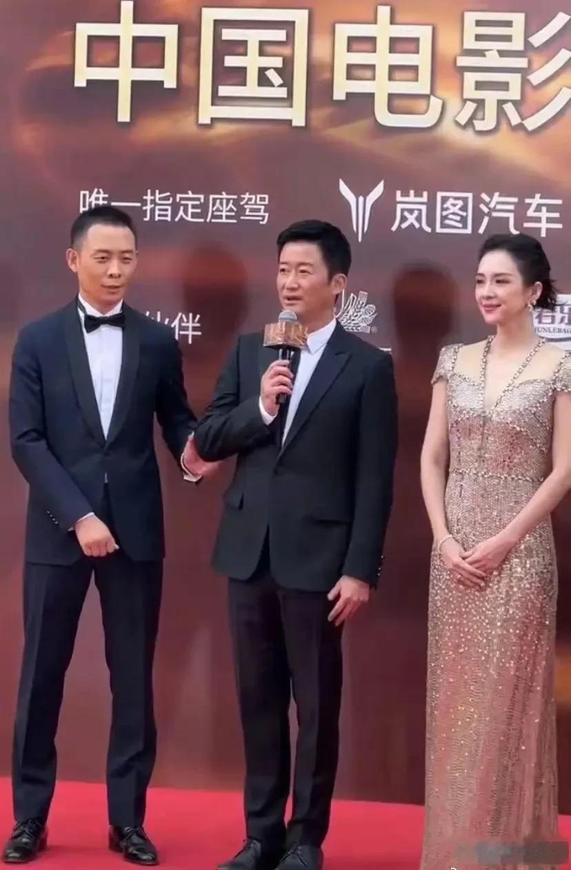 不愧是大咖级别的人物，这颜值和气场依旧还是很能抗打啊！

华表奖上的章子怡，看看