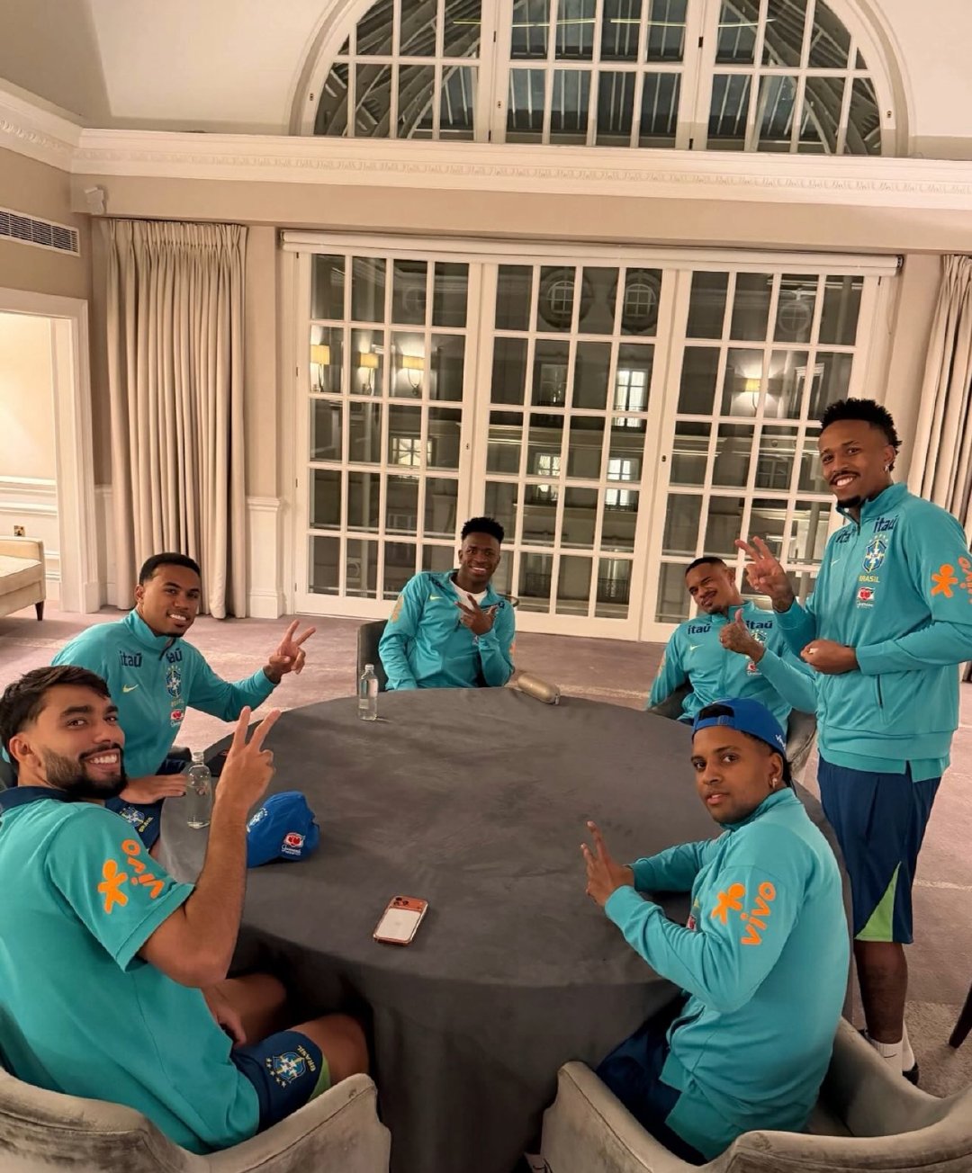 威尼修斯、罗德里戈、米利唐和队友。🇧🇷