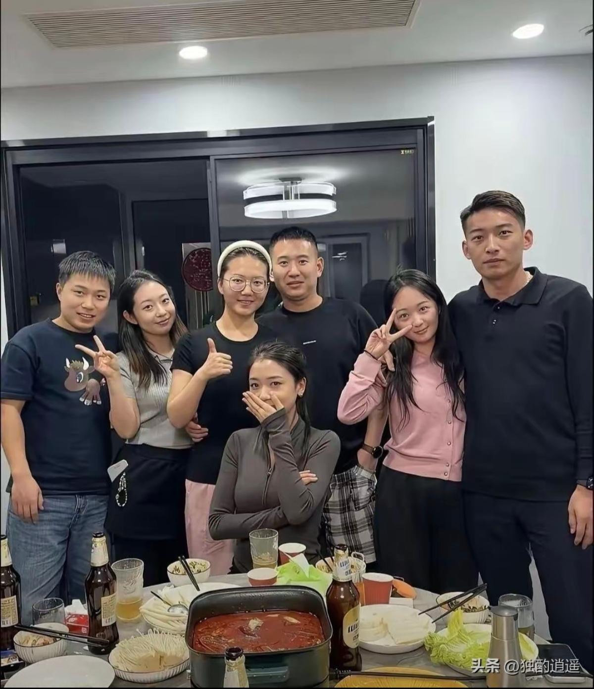 后面的成双成对，C位的女孩容貌身材出众，却是一个人，啥情况？