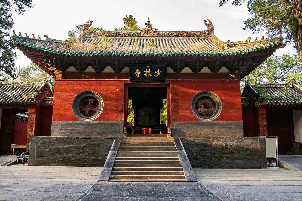 少林寺如何一步步从嵩山到全球
1️⃣ 1982年：电影《少林寺》
李连杰主演的《