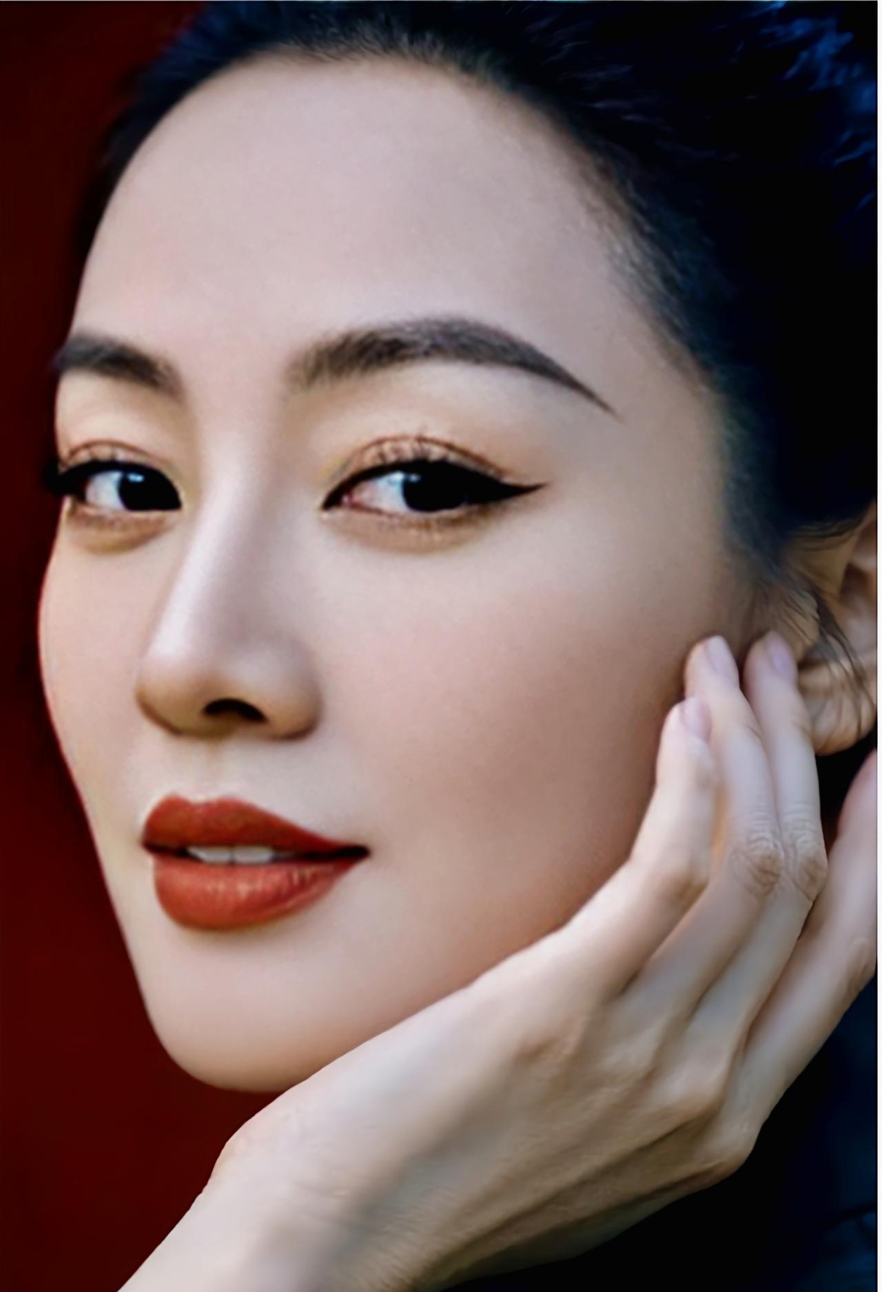 做人实不易，
生活就像一团乱麻。
为钱发愁，
多了怕被人惦记着借，
少了又怕开口