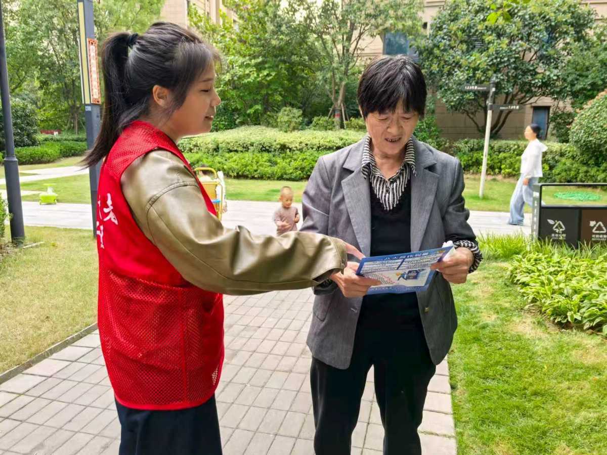 京广路街道青秀佳苑社区：政策宣讲进万家 反诈护航守平安