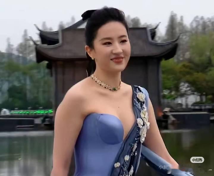 刘亦菲彭冠英同款她怎么长这样了？ 