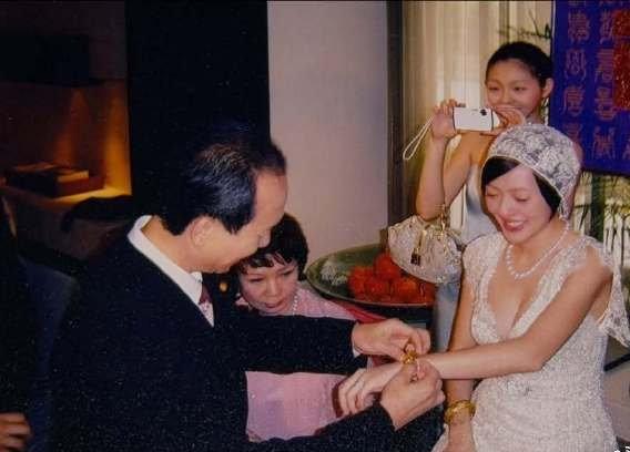 小S发了自己归宁宴上，姐姐大S帮她拍照的照片。

并发文表示“姐，我非常想你。但