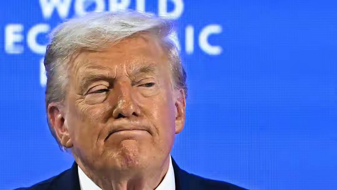 特朗普被中俄英法驳了面子，回国路上憋了一肚子火没地撒