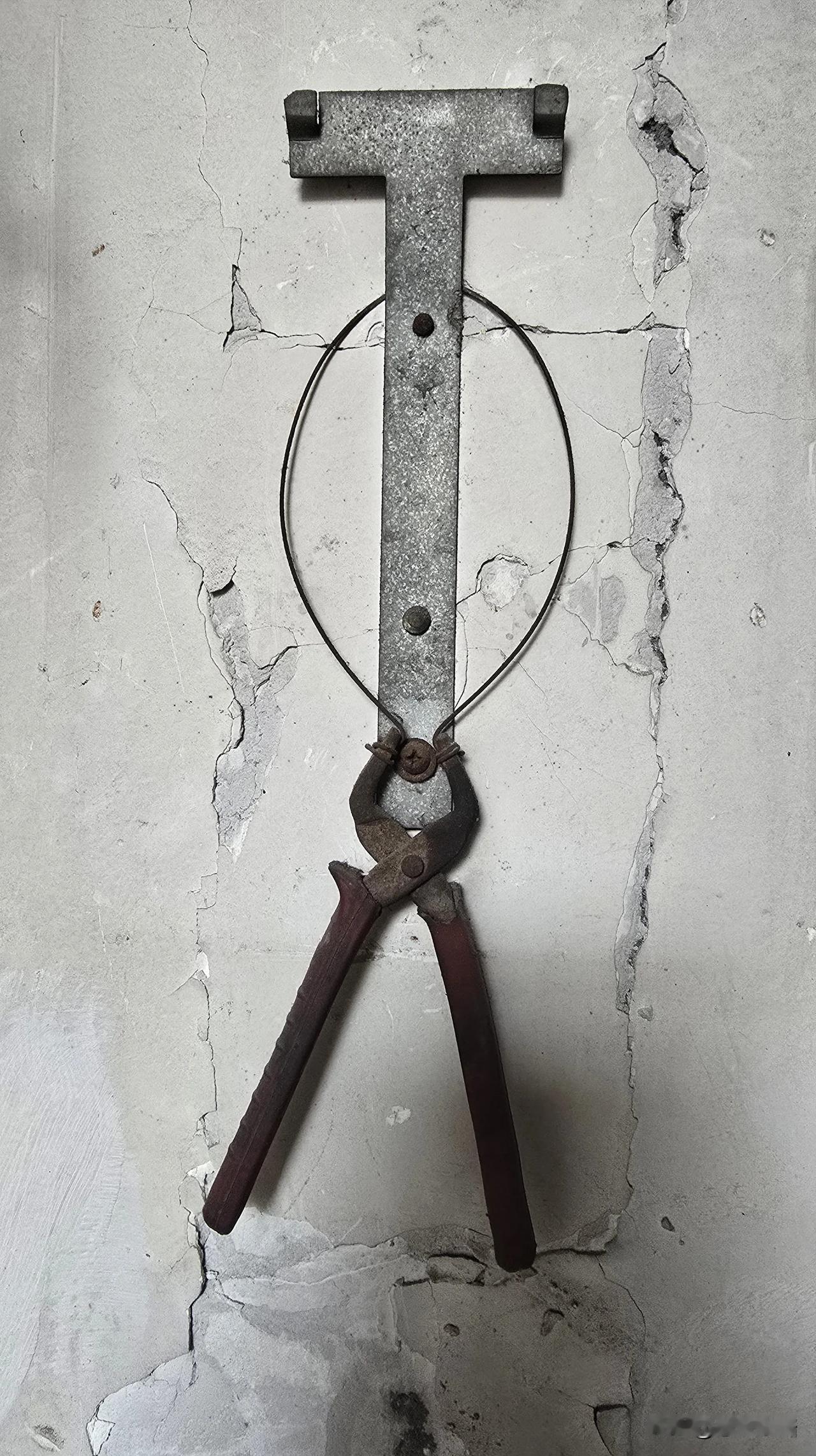 今天去一个老小区，看到有一户家门口挂着一个老物件，这玩意估计别说00后，甚至有些