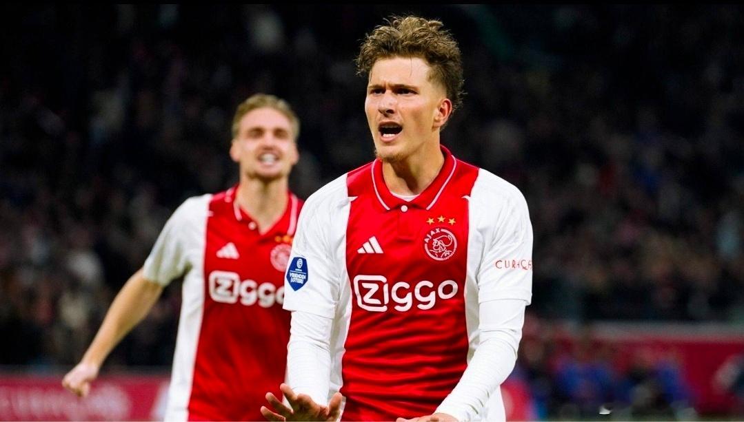 全市场：热刺关注阿贾克斯新星戈茨，被称“新阿扎尔”难挖角据意大利《全市场》报道，