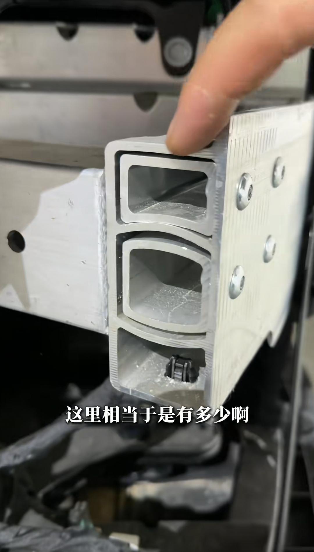 智界R7用这么粗的铝合金，别人也看不见！
智界R7真的是一款非常好的车型，个人认