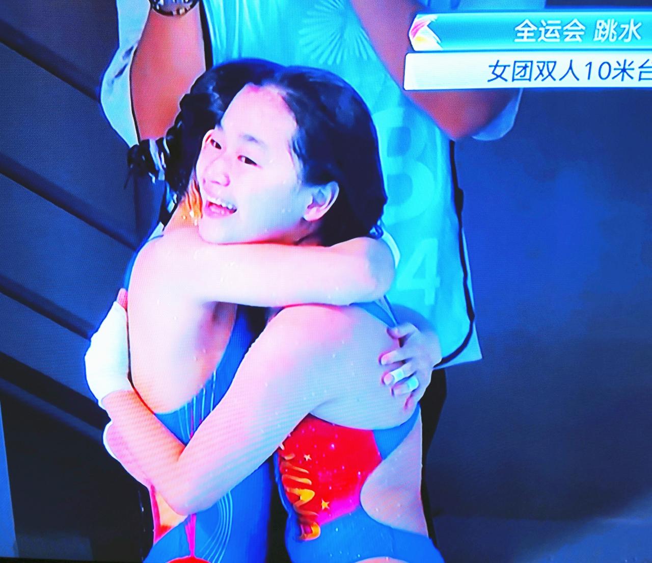 恭喜全红婵伤愈首秀夺冠
女团双人决赛，全红婵/王伟莹，代表广东队出战。一路领先，