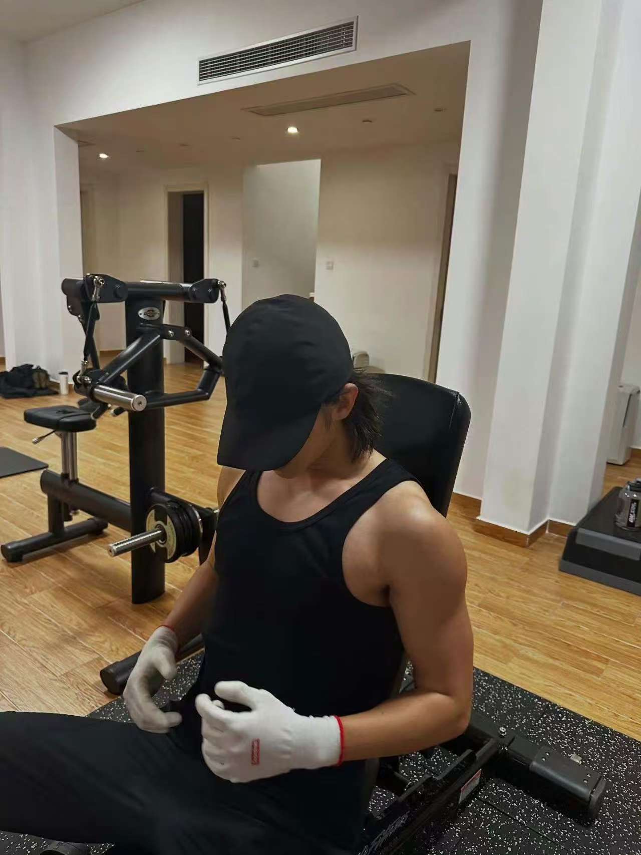 蔡徐坤健身照蔡徐坤ins晒健身照蔡徐坤ins晒健身照，我嘞豆，[舔屏][舔屏] 