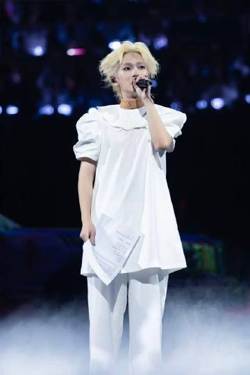 真诚才是周震南的必杀技谁能不被周震南的真诚戳中！成都演唱会直接取消舞台拉近和粉丝