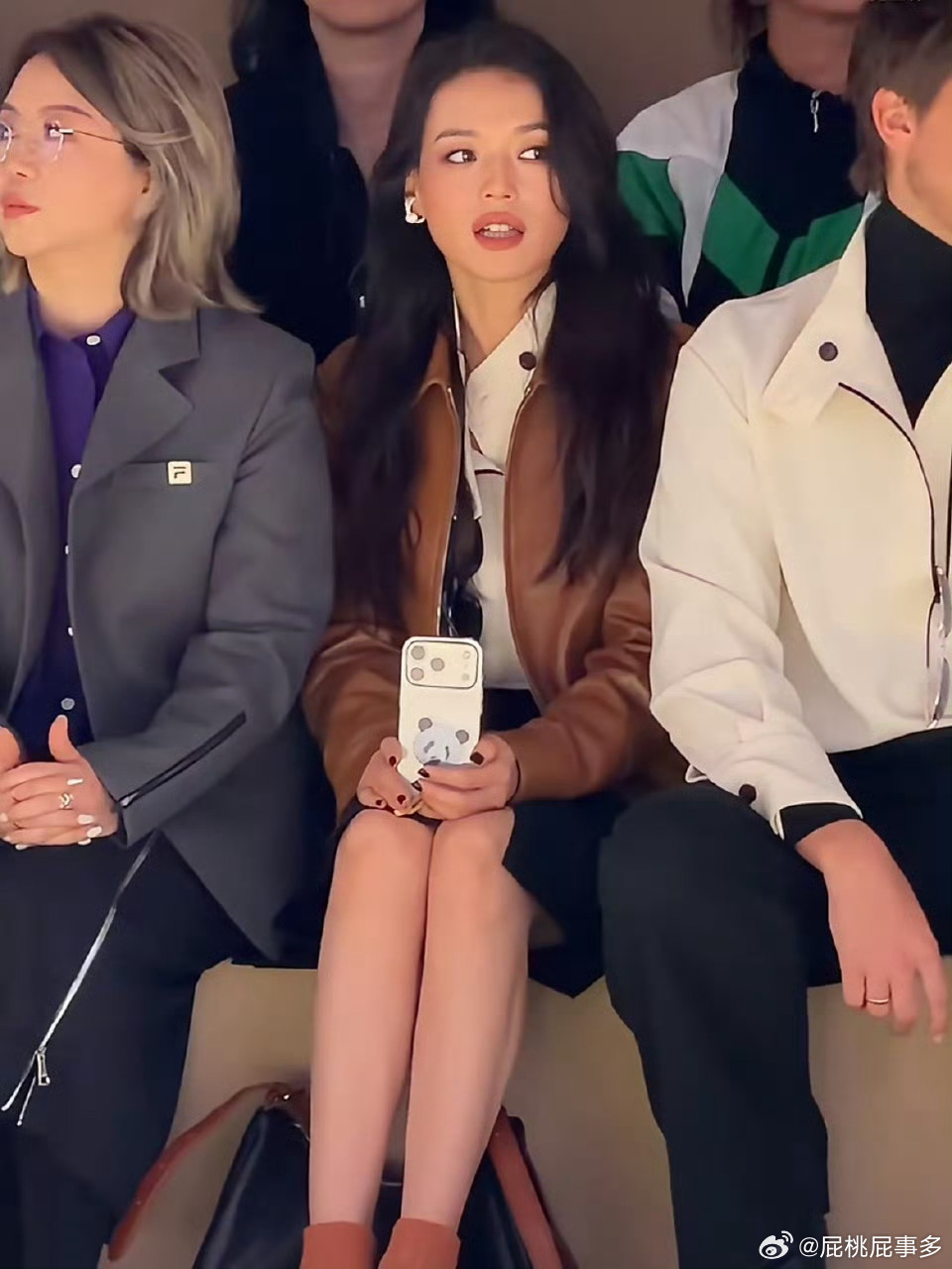 啊啊啊啊女神舒淇姐姐也太可爱了吧！秀场超级优雅，手机壳却是软萌熊猫，外表御姐内心