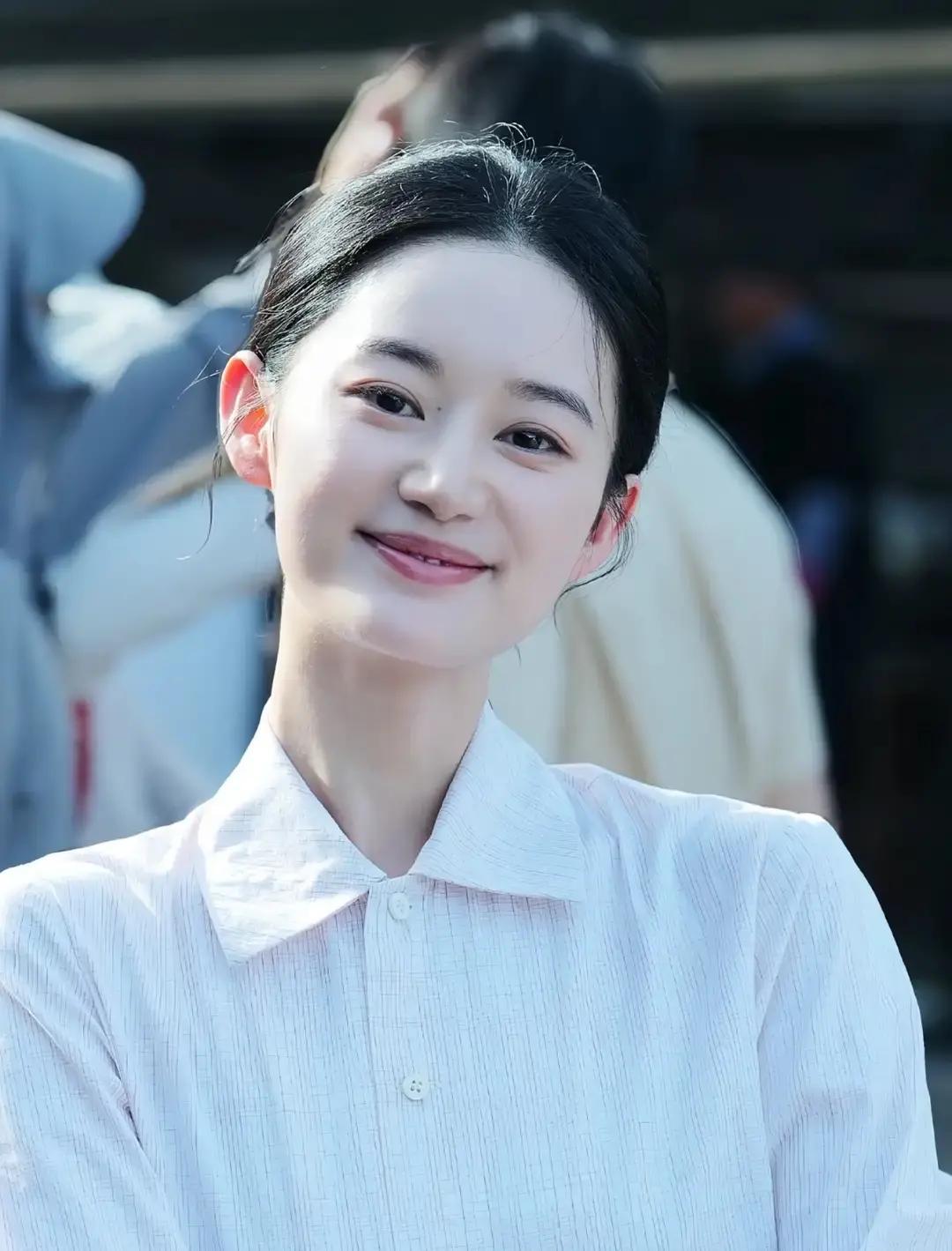 郭晓婷没冲成顶流，我一点不意外。

这姑娘天生松弛感拉满，说话像没打草稿。

录