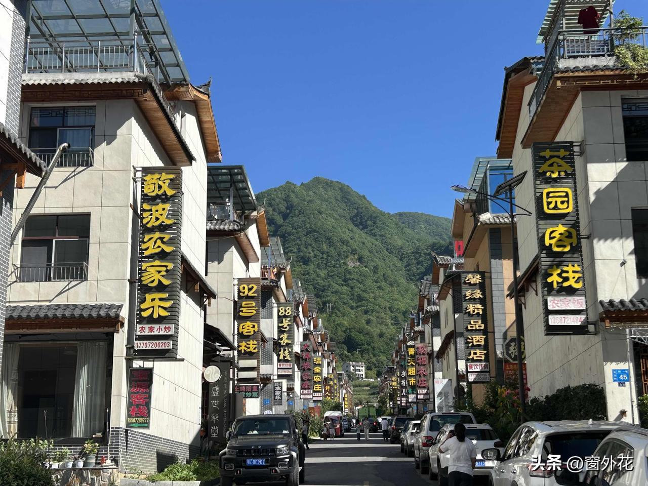 白天，特别是中午的时候，气温稍高，大家都待在屋内，直到傍晚才出来散步。总体而言，