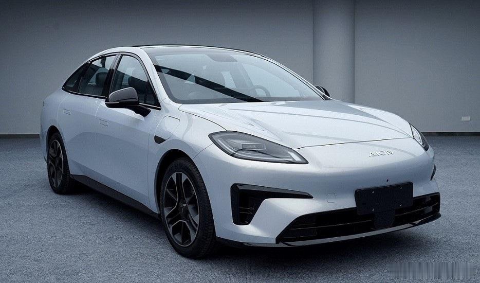 公告里，广汽埃安RT也有换电版本诶。埃安UT Supr是可以用上巧克力换电的，那