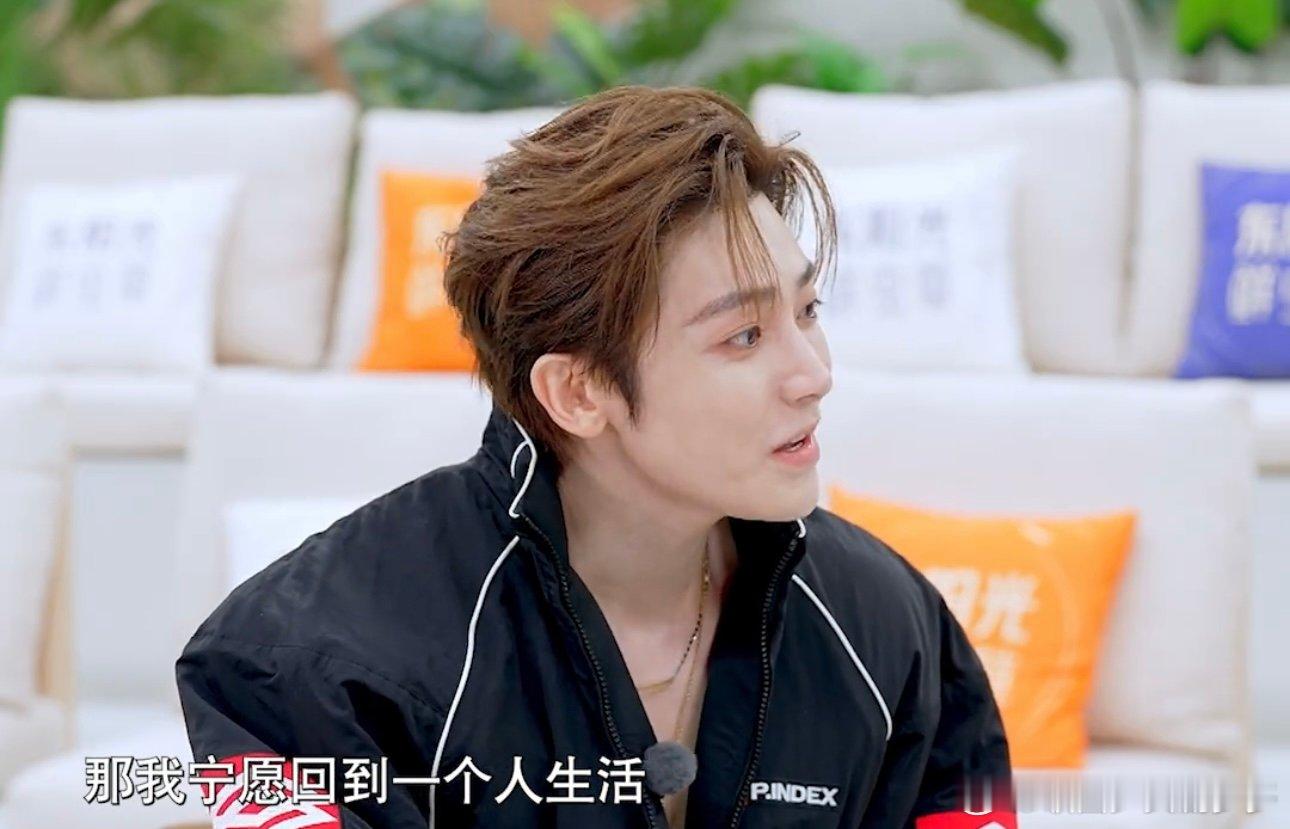 侯明昊怎么敢当着原唱的面清唱侯明昊清唱得到原唱认可侯明昊清唱得到原唱的认可，是真