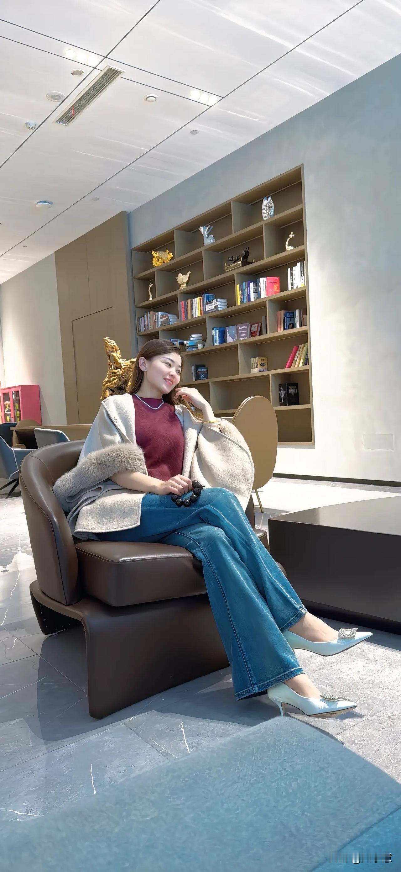 美女在舒适的咖啡厅里放松。