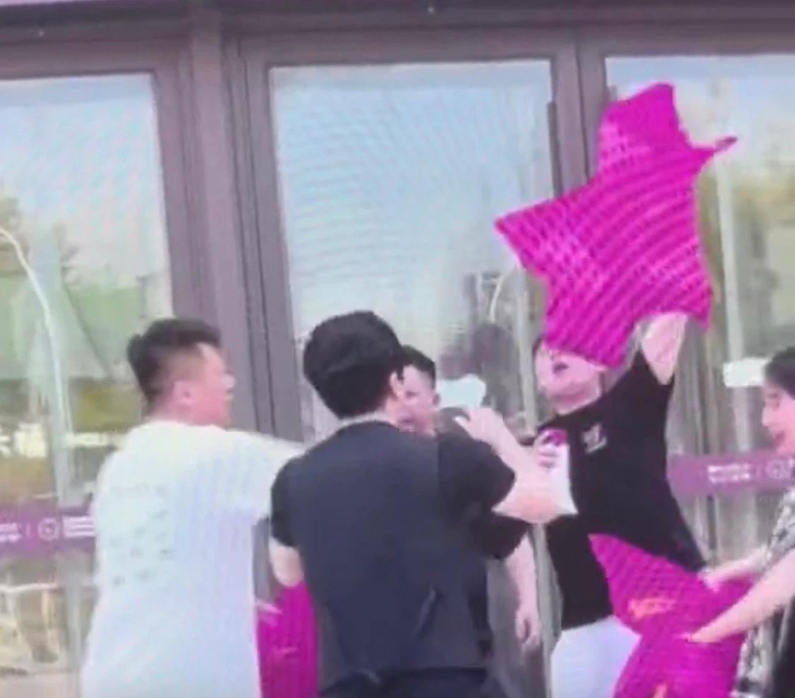 大家好，我是（家事说不完）贾总凯凯出事并非这么简单的事。高度怀疑是老杨花钱雇人计