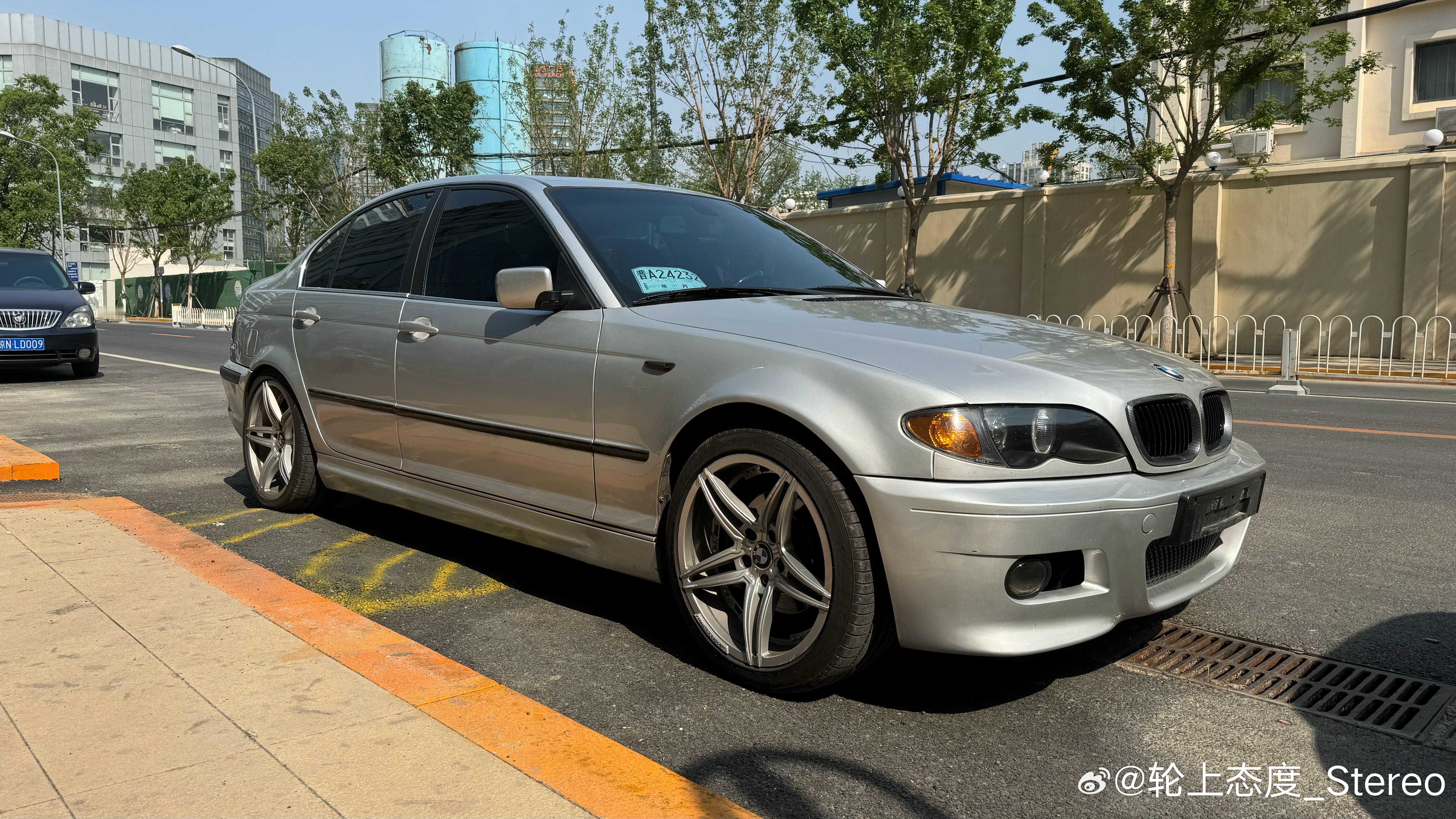 这两天体验了朋友的新玩具新买的#宝马3系# E46是华晨组装的版本他从一个爱车的