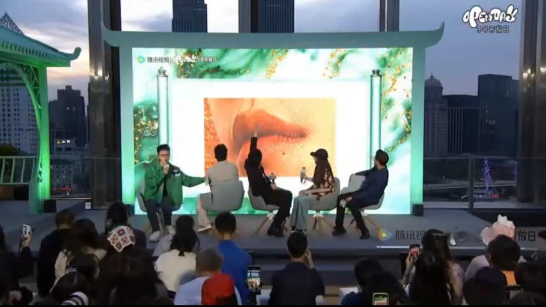 #吴刚说张若昀的嘴是草莓#看得出来，吴刚和张若昀都是一个很接地气的演员，所以在互