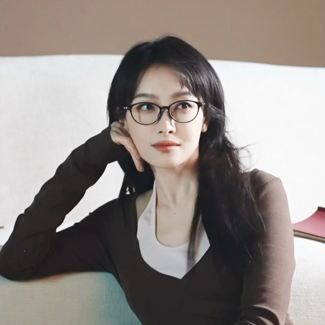 宋茜墨镜造型高智姐感宋茜这套舒服、高级、又很有态度，将优雅与力量完美相融，心意所