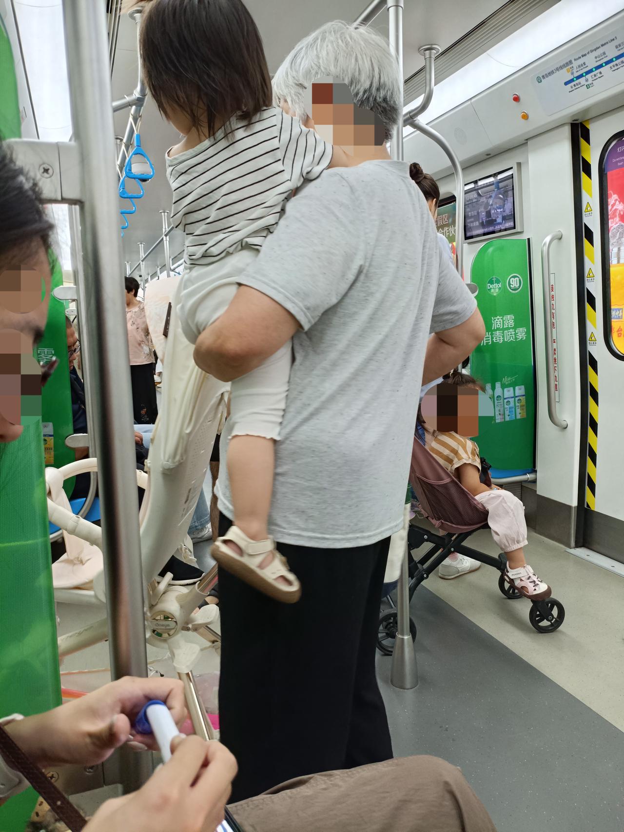 今天去赶李村大集，回来的时候坐地铁，车上人并不多，我与一位年轻的女性坐到了靠近车