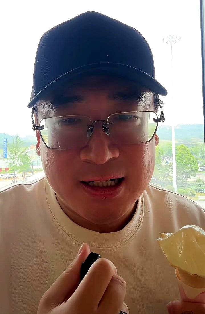 云昊在直播间随口一提，倒把人整破防了。
带着老妈在瓷都高铁站候车，居然又碰见三蛋