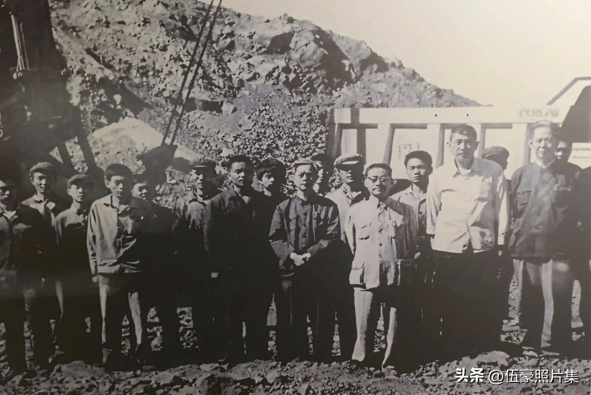 1979年，方毅同志在攀枝花主持召开钒钛磁铁矿资源综合利用会议期间，特意和四川省