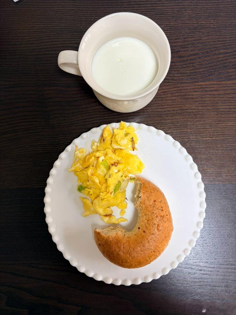 今日份小学生🥣炒蛋、贝果、牛奶鸡蛋吃了一半多，三口贝果，三口牛奶简单吃饭 我得