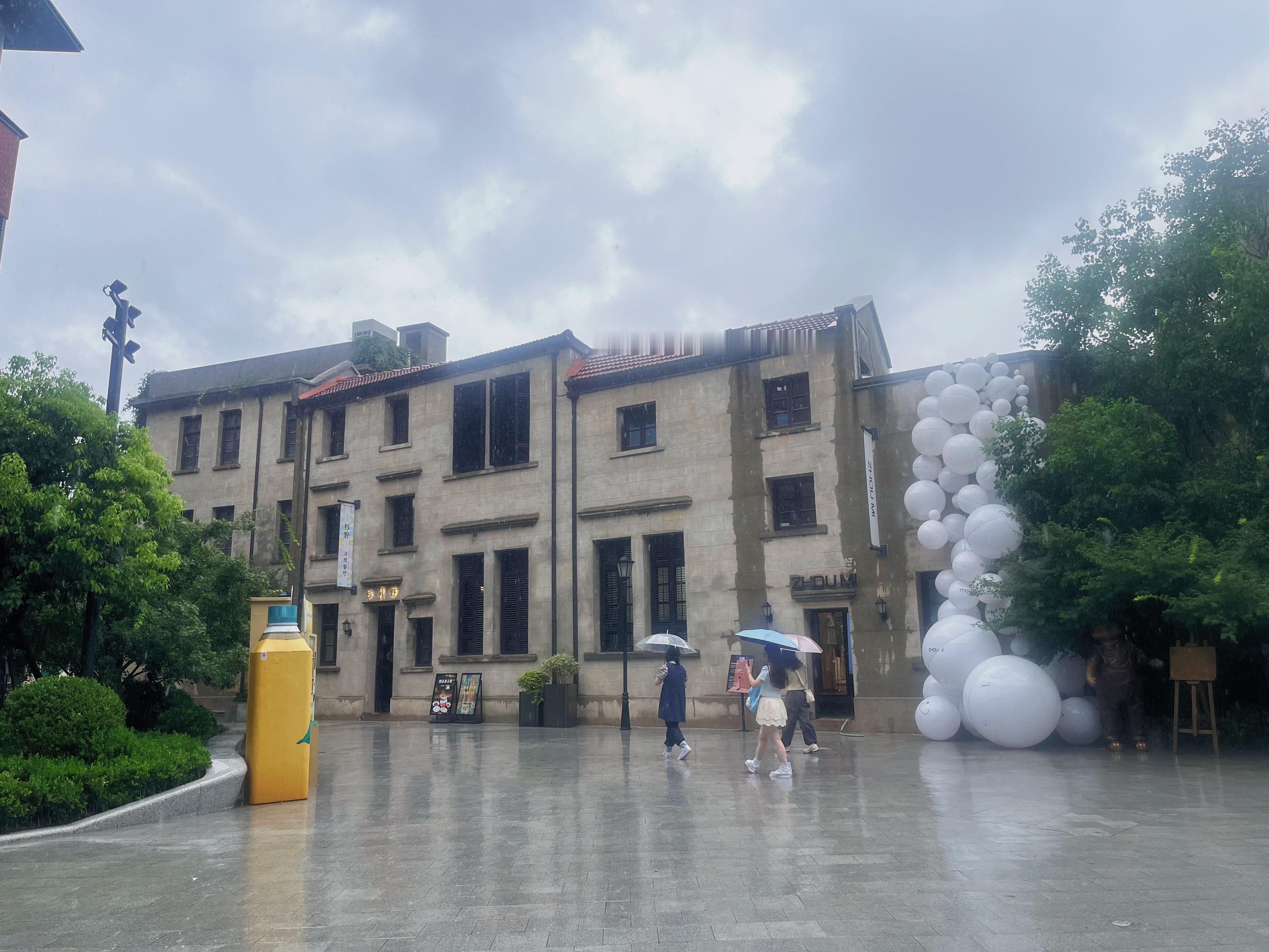 雨中的武汉有点美一直下雨的星期五，背着包走在江汉路上，伞沿不断垂下水帘。楼林美的