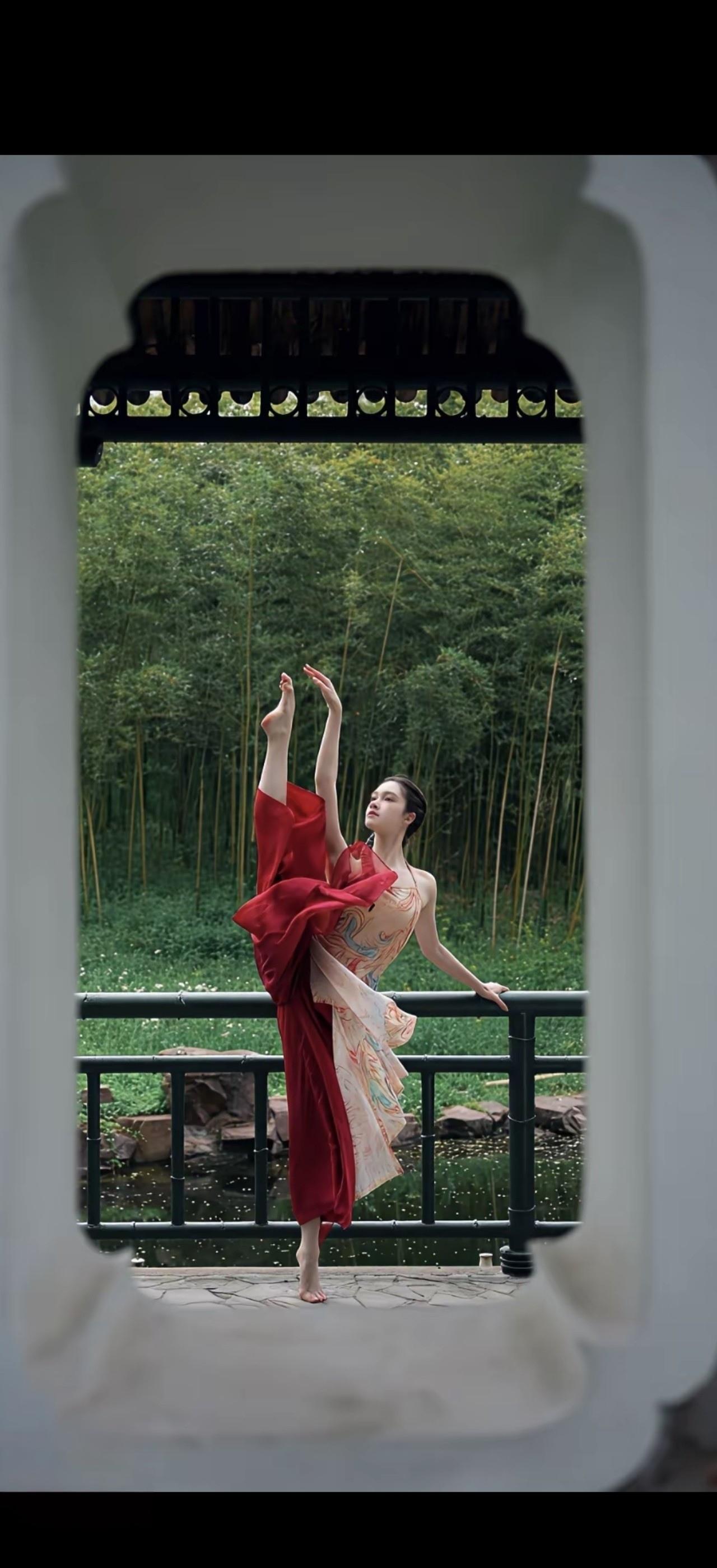 “另眼相看两不厌”让我想起李白的《独坐敬亭山》。这首诗写于他晚年，经历诸多挫折后