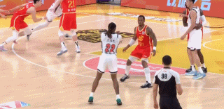 有人在今天赛前给奎因讲故事了吗…广厦男篮vs广东男篮