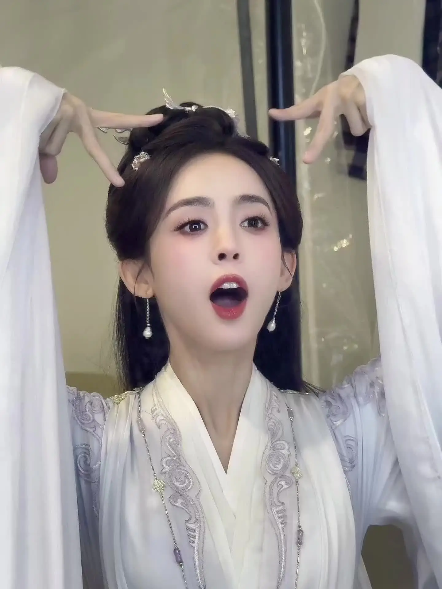 叽里呱啦说啥呢 过来让我亲一口😙