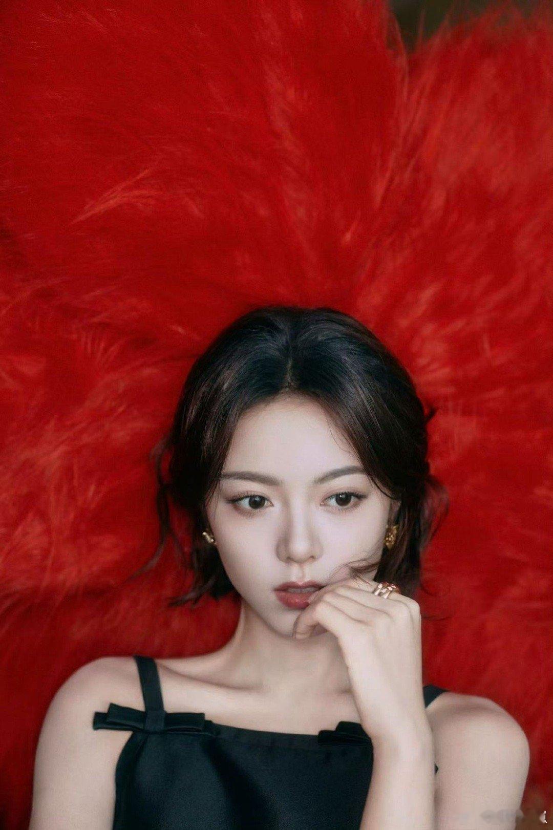 赵今麦法式缎带低盘发 慵懒盘发遇上俏皮缎带，是恰到好处的法式甜心。赵今麦这身造型