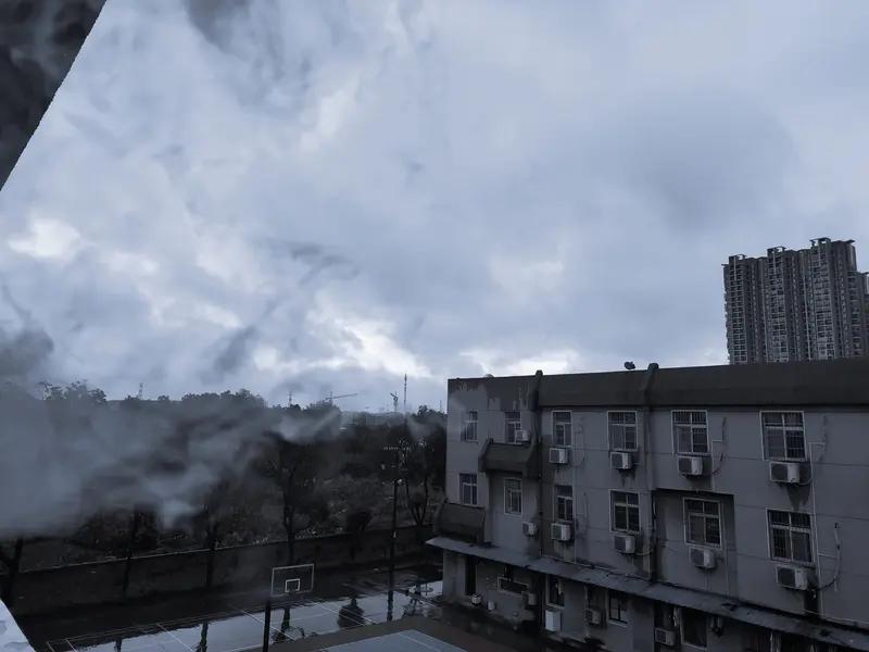 据中国气象局消息，未来十天有三股冷空气影响我国。12月3 - 4日，寒潮影响东部