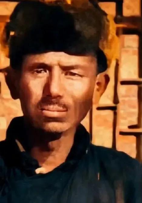 他因屡次不降，50多口亲人被杀！妻子为掩护他，举枪自尽；岳母被枪杀，儿子遭活埋，