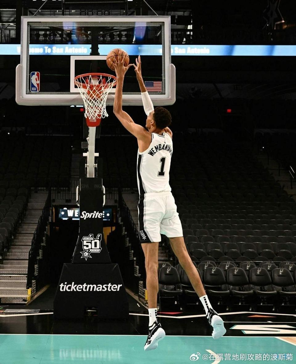 NBA杯决赛上半场61比59领先尼克斯NBA杯决赛今天正式开打，马刺对阵尼克斯，