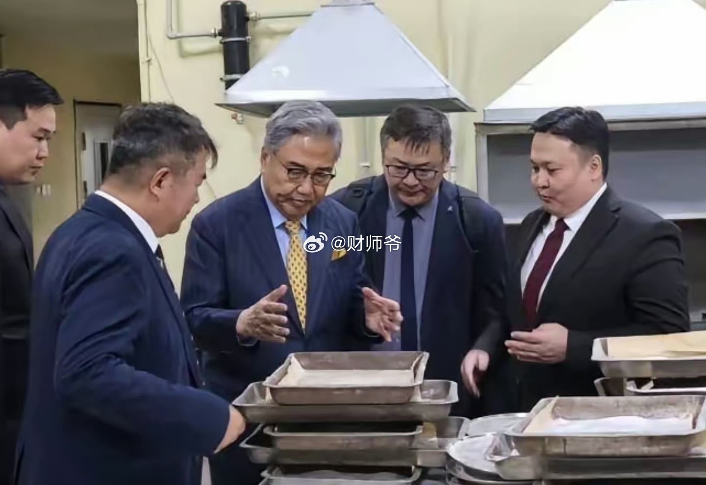 韩国官员参观位于蒙古国的蒙韩稀土研究中心。（没中俄点头，蒙古这稀土运得出去？） 